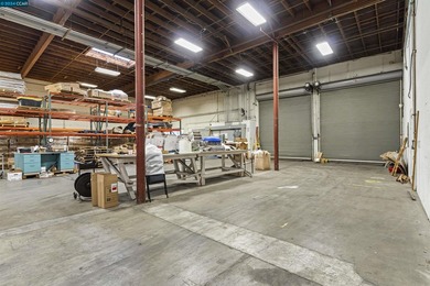 Price improvement! Prime location! This industrial warehouse - photo 23