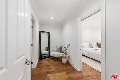 Stunningly renovated townhome overlooking a beautifully - photo 23
