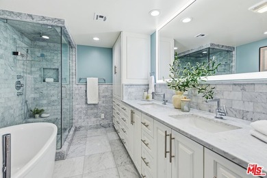 Stunningly renovated townhome overlooking a beautifully - photo 24