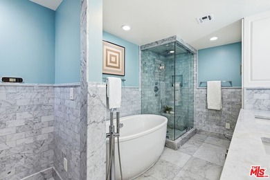 Stunningly renovated townhome overlooking a beautifully - photo 25