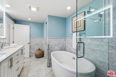 Stunningly renovated townhome overlooking a beautifully - photo 26