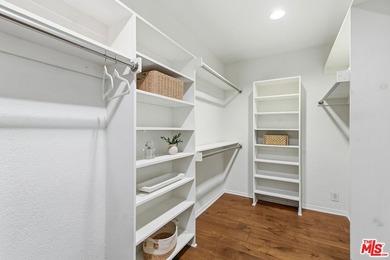 Stunningly renovated townhome overlooking a beautifully - photo 27