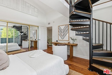 Stunningly renovated townhome overlooking a beautifully - photo 30