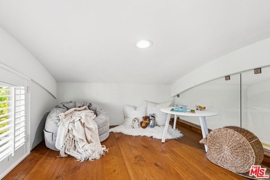 Stunningly renovated townhome overlooking a beautifully - photo 31