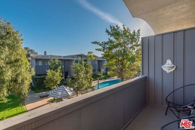Stunningly renovated townhome overlooking a beautifully - photo 32