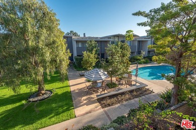 Stunningly renovated townhome overlooking a beautifully - photo 33