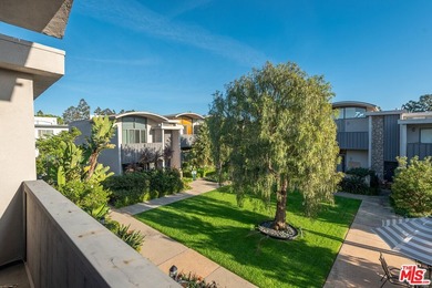 Stunningly renovated townhome overlooking a beautifully - photo 34