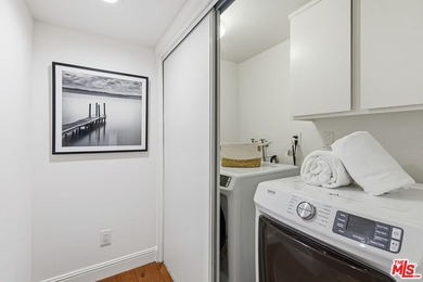 Stunningly renovated townhome overlooking a beautifully - photo 37