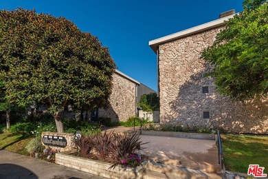 Stunningly renovated townhome overlooking a beautifully - photo 40