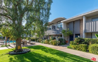 Stunningly renovated townhome overlooking a beautifully - photo 41