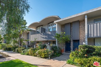 Stunningly renovated townhome overlooking a beautifully - photo 42