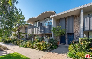 Stunningly renovated townhome overlooking a beautifully - photo 43