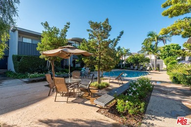 Stunningly renovated townhome overlooking a beautifully - photo 45