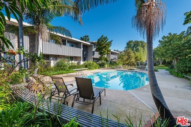 Stunningly renovated townhome overlooking a beautifully - photo 46