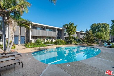 Stunningly renovated townhome overlooking a beautifully - photo 47