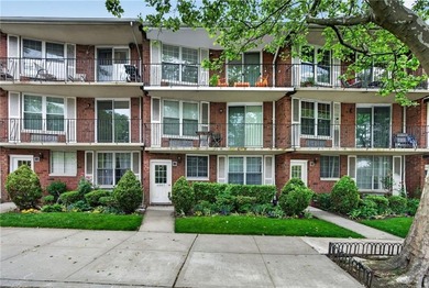 Perfectly positioned on coveted Shore Road, this exceptional - photo 1