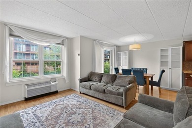 Perfectly positioned on coveted Shore Road, this exceptional - photo 3