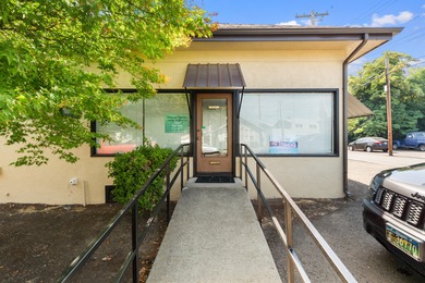 Very nice standalone commercial building near downtown Medford