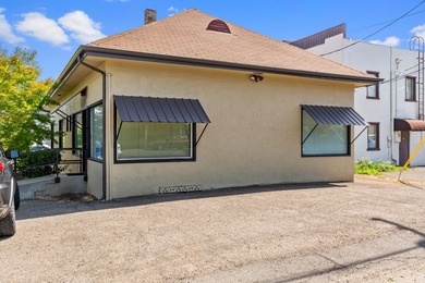 Very nice standalone commercial building near downtown Medford