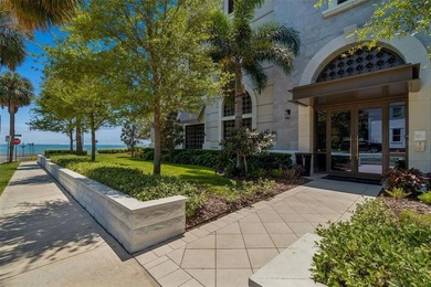 This luxury condominium in Historic Hyde Park offers the perfect - photo 2