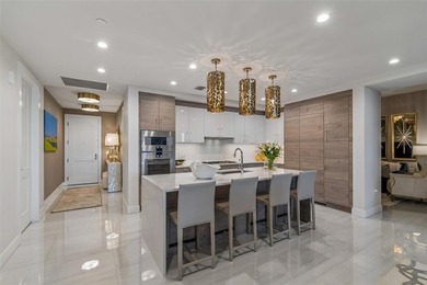 This luxury condominium in Historic Hyde Park offers the perfect - photo 3