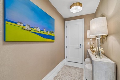 This luxury condominium in Historic Hyde Park offers the perfect - photo 8
