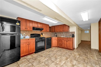 Welcome to this Beautifully Maintained, Fully Detached Solid - photo 5