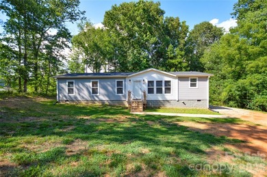 Welcome to your private retreat! Built in 2021, this 3-bedroom - photo 1