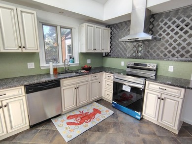 This three bedroom, two full baths home located in a cul de sac - photo 3