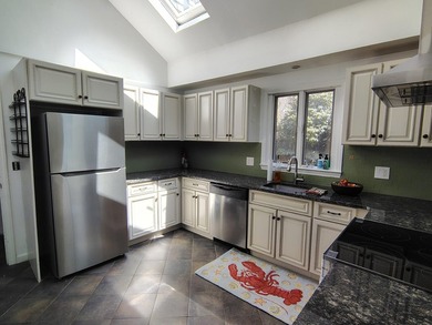 This three bedroom, two full baths home located in a cul de sac - photo 4