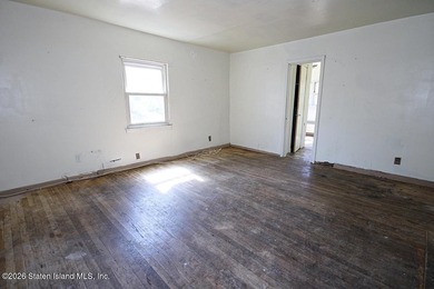 LOCATED IN SUNNYSIDE S.I. THIS IS A ONE FAMILY SEMI-ATTACHED - photo 6