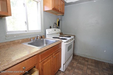 LOCATED IN SUNNYSIDE S.I. THIS IS A ONE FAMILY SEMI-ATTACHED - photo 9