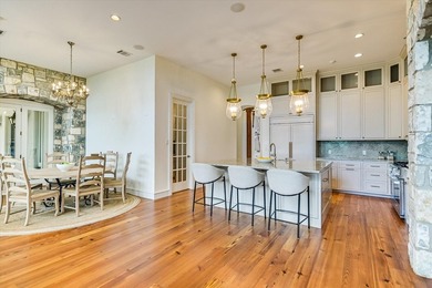 A newly rennovated sanctuary w/iconic views spanning across 3.04 - photo 10