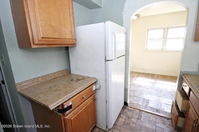 LOCATED IN SUNNYSIDE S.I. THIS IS A ONE FAMILY SEMI-ATTACHED - photo 10