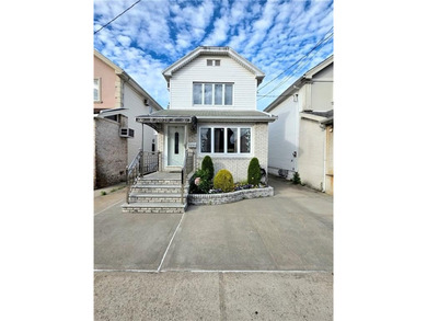 Beautiful fully detached single-family home set on a large - photo 1