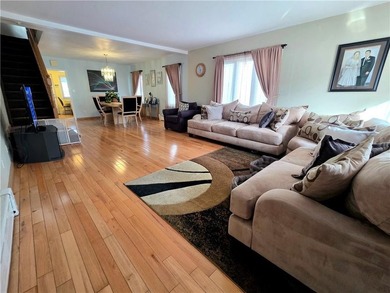 Beautiful fully detached single-family home set on a large - photo 3