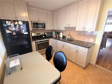 Beautiful fully detached single-family home set on a large - photo 8