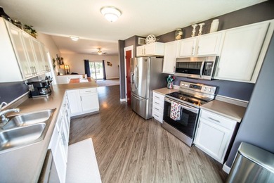 Welcome home to this beautifully maintained 3-bedroom, 2-bath - photo 10