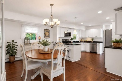 Welcome home to this beautifully maintained Colonial, perfectly - photo 7