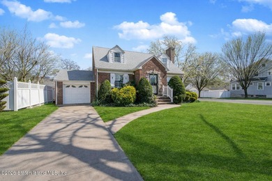 Welcome Home! This is a lovely colonial style 2 level house - photo 3