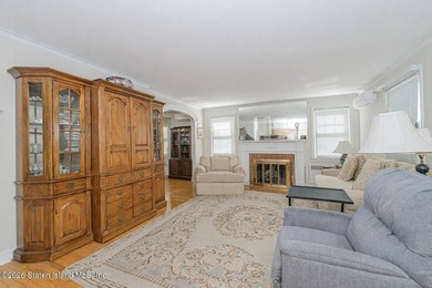Welcome Home! This is a lovely colonial style 2 level house - photo 4