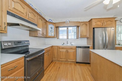 Welcome Home! This is a lovely colonial style 2 level house - photo 7