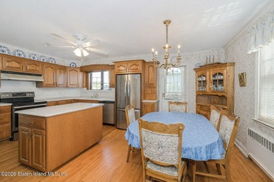 Welcome Home! This is a lovely colonial style 2 level house - photo 9