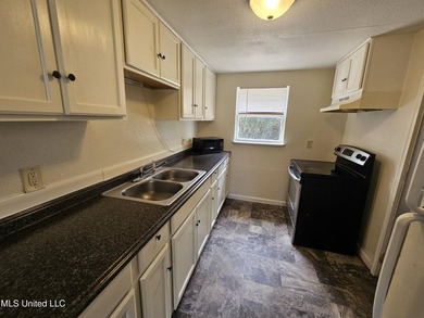 Clean and move-in ready 3-bedroom home priced below retail value - photo 12