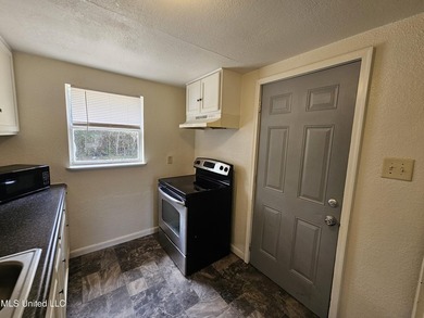 Clean and move-in ready 3-bedroom home priced below retail value - photo 13