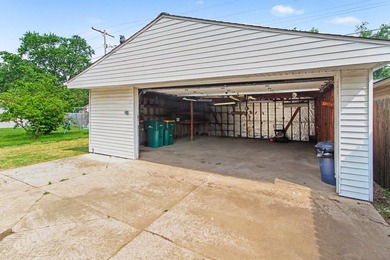Amazing ranch home with 2 car garage offering 3 bedrooms plus 2 - photo 22