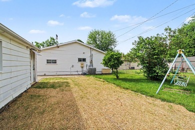 Amazing ranch home with 2 car garage offering 3 bedrooms plus 2 - photo 25