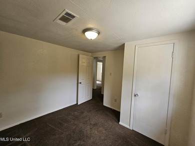 Clean and move-in ready 3-bedroom home priced below retail value - photo 25
