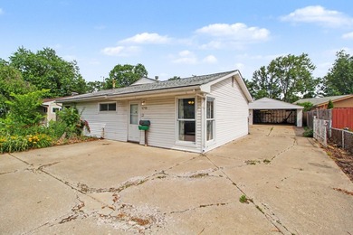 Amazing ranch home with 2 car garage offering 3 bedrooms plus 2 - photo 27