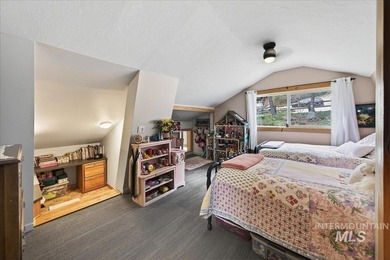 Set against the breathtaking Boise Mountains, this private view - photo 29
